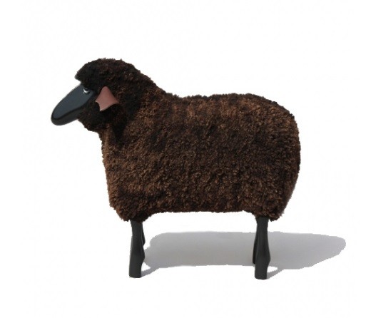 Kleines Schaf, schwarzes Holz, echtes Fell